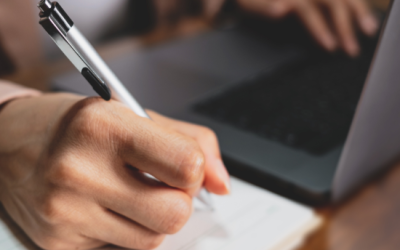 Abogada realizando anotaciones sobre un caso en una libreta