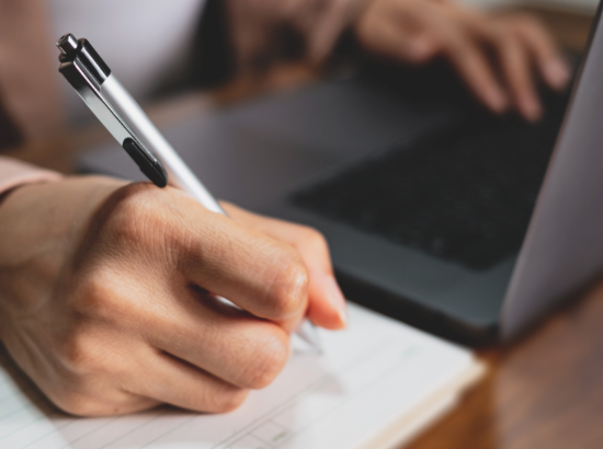 Abogada realizando anotaciones sobre un caso en una libreta