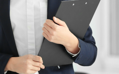 Abogada sujetando una libreta