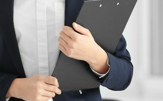 Abogada sujetando una libreta