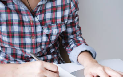 Abogada realizando anotaciones sobre un caso penal en un ordenador