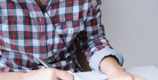 Abogada realizando anotaciones sobre un caso penal en un ordenador